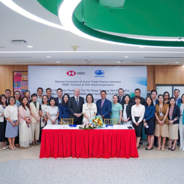 Representatives_from_HSBC_Vietnam_Vinh_Hoan_Corporation