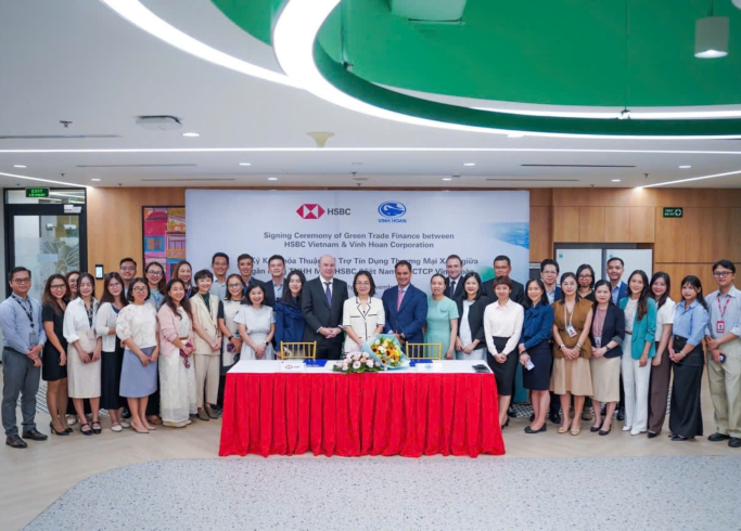 Representatives_from_HSBC_Vietnam_Vinh_Hoan_Corporation